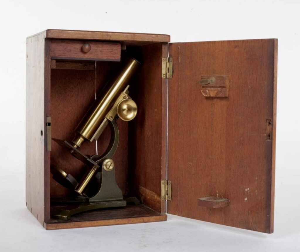 Microscopio monocular. J.T. Slugg. Manchester. 1865. Modelo “Dos guineas”.