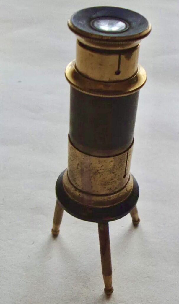 Microscopio portátil fabricado por Hunter Penrose. Londres hacia 1900.