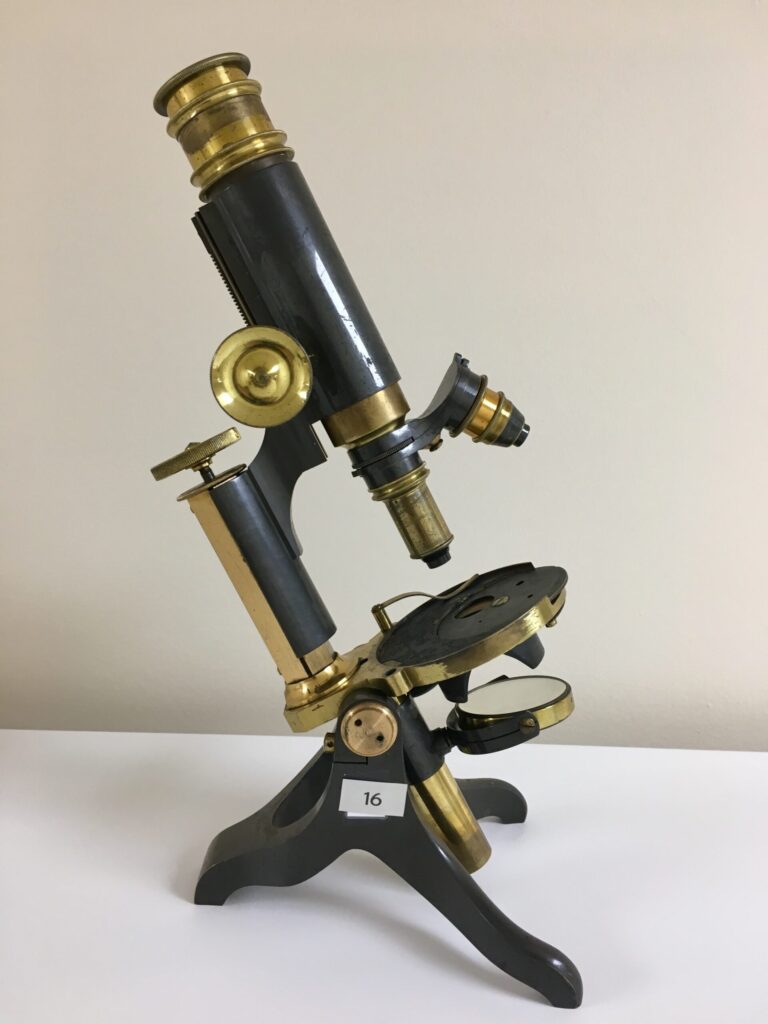 Microscopio monocular. Harvey Reynolds. Leeds 1900.