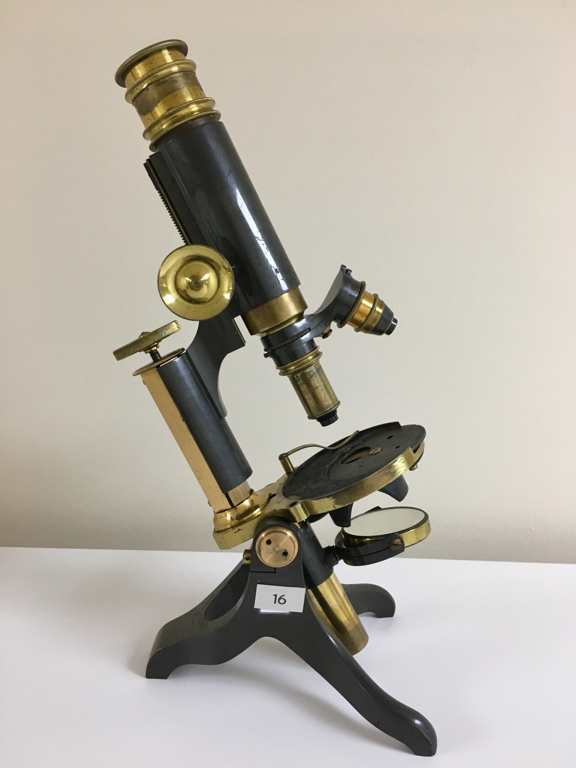 18. Microscopio monocular. Harvey Reynolds. Leeds 1900.