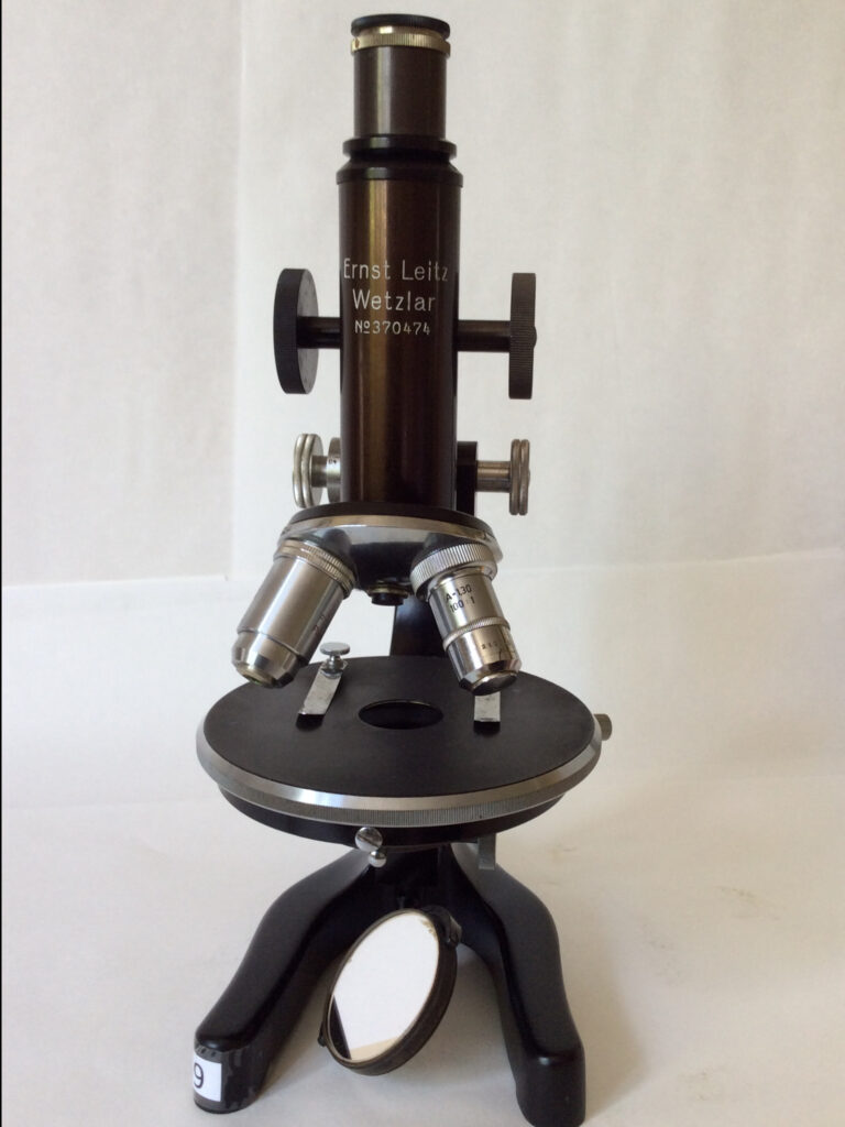 Microscopio monocular compuesto Leitz. Alemania. 1946