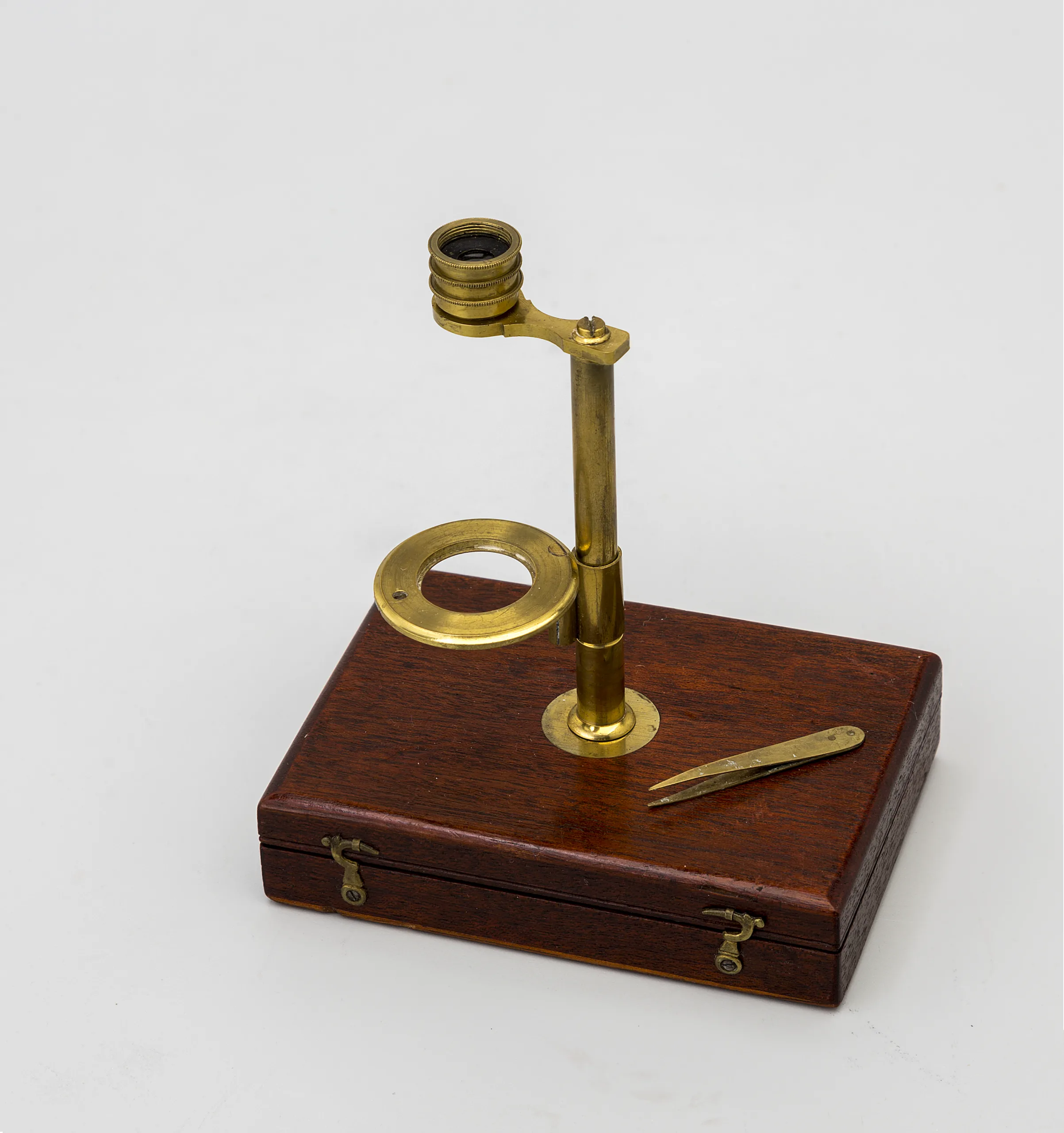 Microscopio portátil de “caja”. Tipo Cary-Gould o Ellis c.1830.