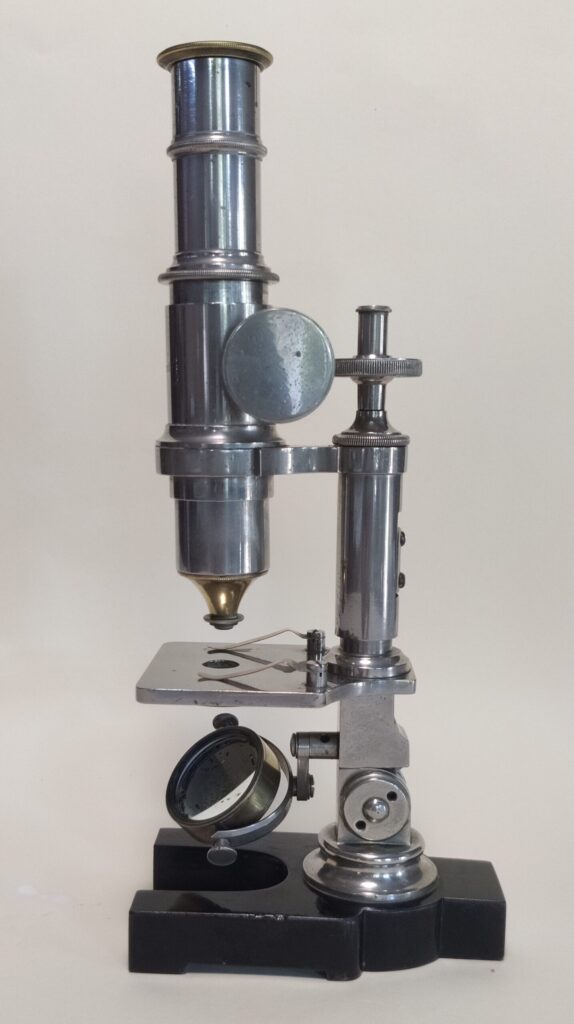 Microscopio monocular. W. Schwartz. Francia. c.1880.