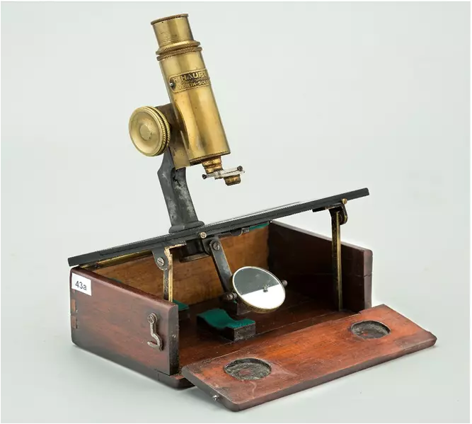 43a. Microscopio portátil. Hauptner. Berlin – Solingen. 1870.