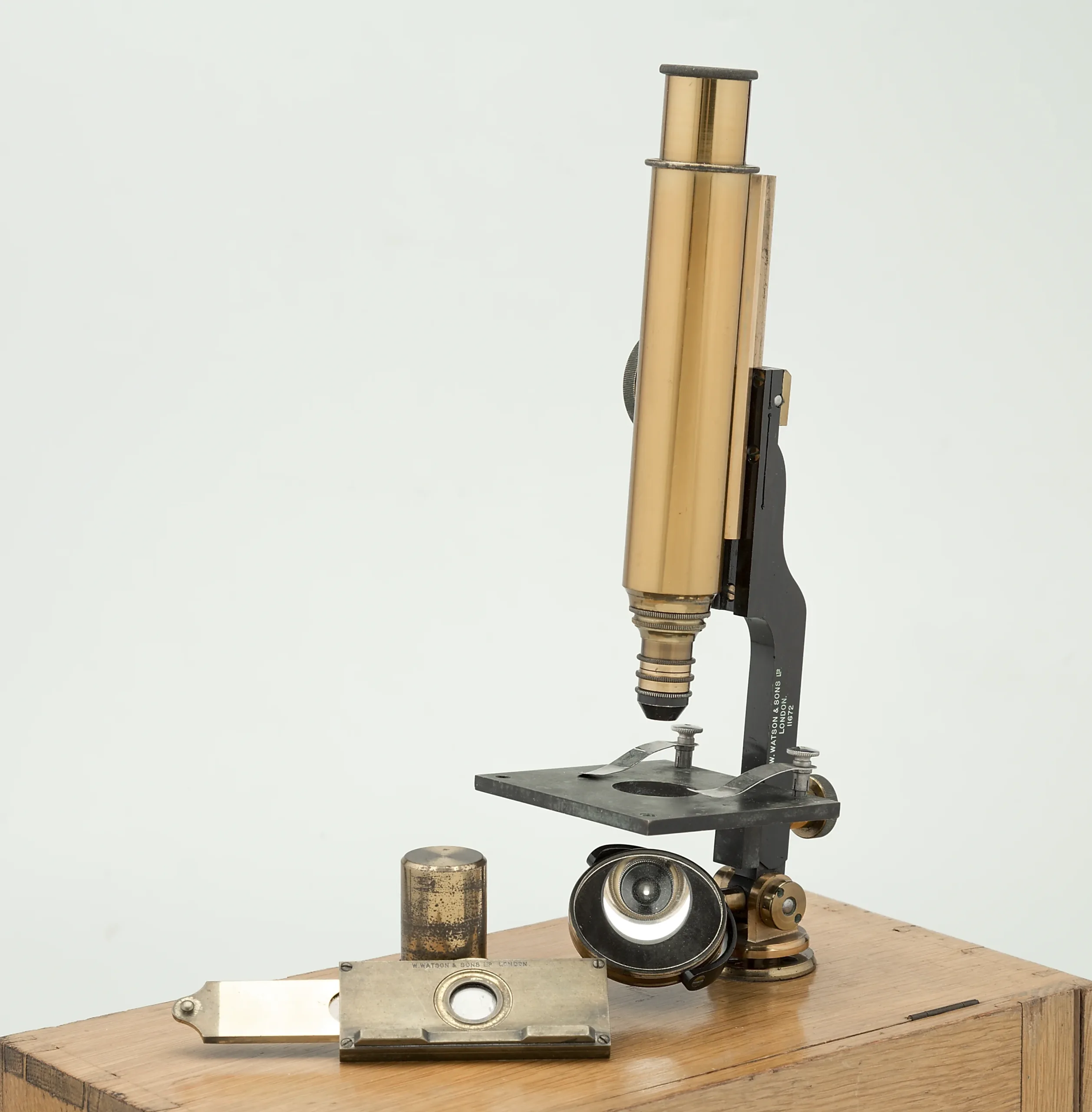 Microscopio portátil “the naturalists”. W. Watson & sons. Londres c.1910.