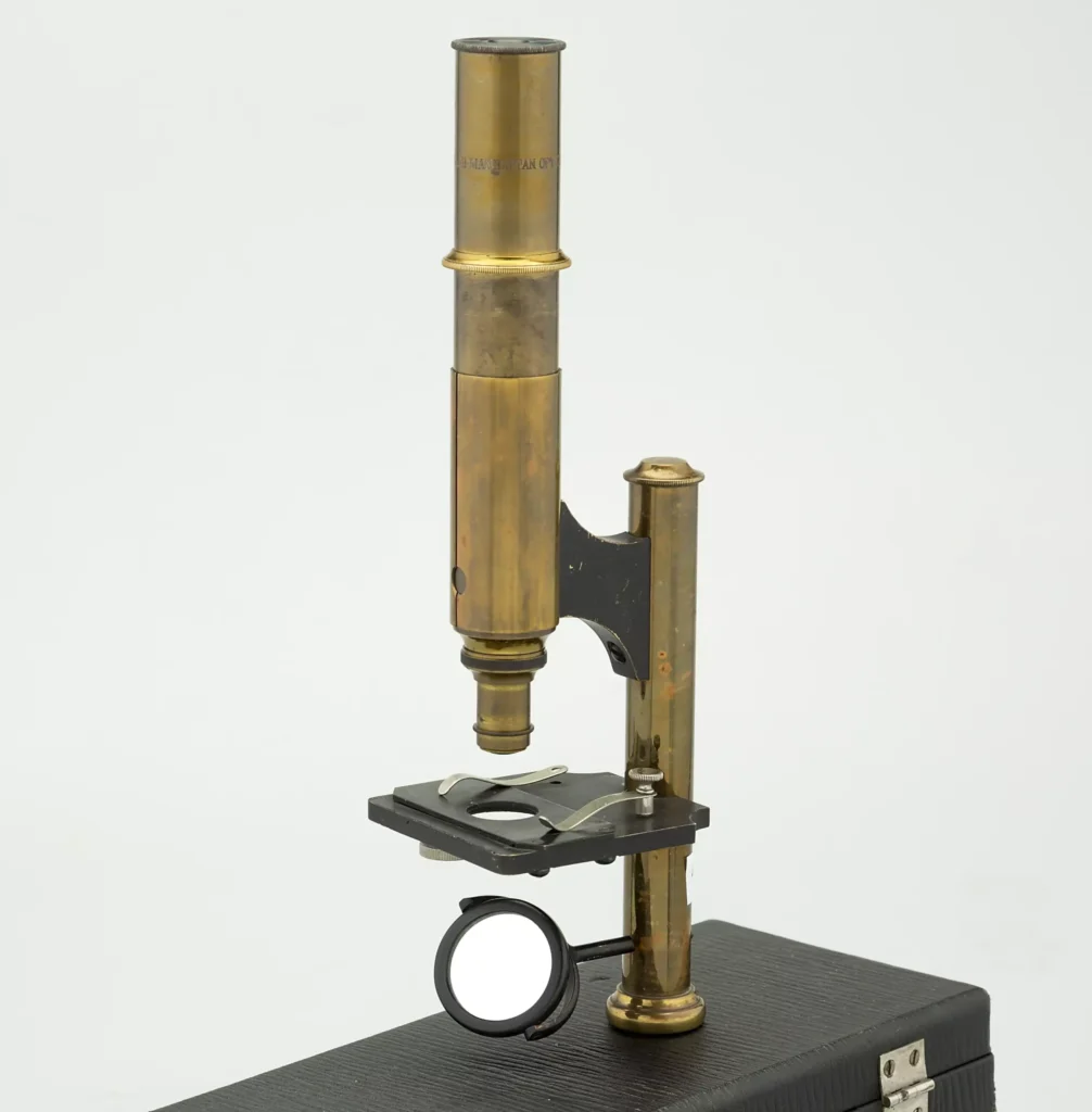 Microscopio portátil Manhattan. Ernst. Gundlach. Nueva York.1902.