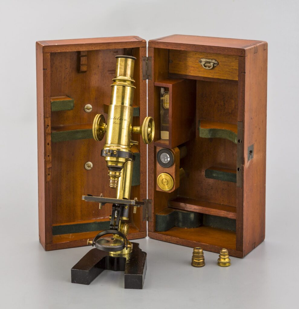 Microscopio monocular. M. Chatelain. París c.1880.