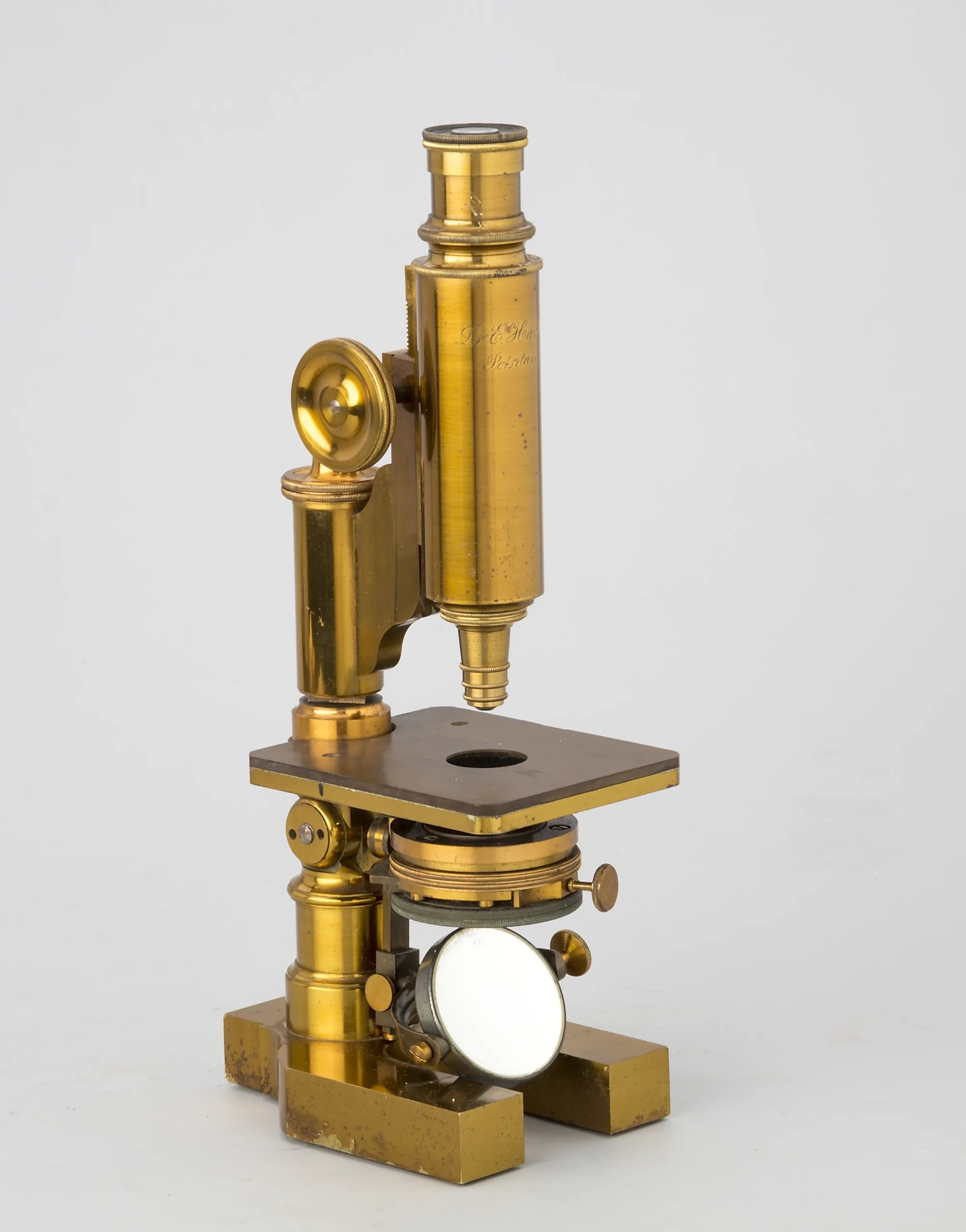 52q. Microscopio monocular. Edmund de Hartnack. Postdam. 1881.
