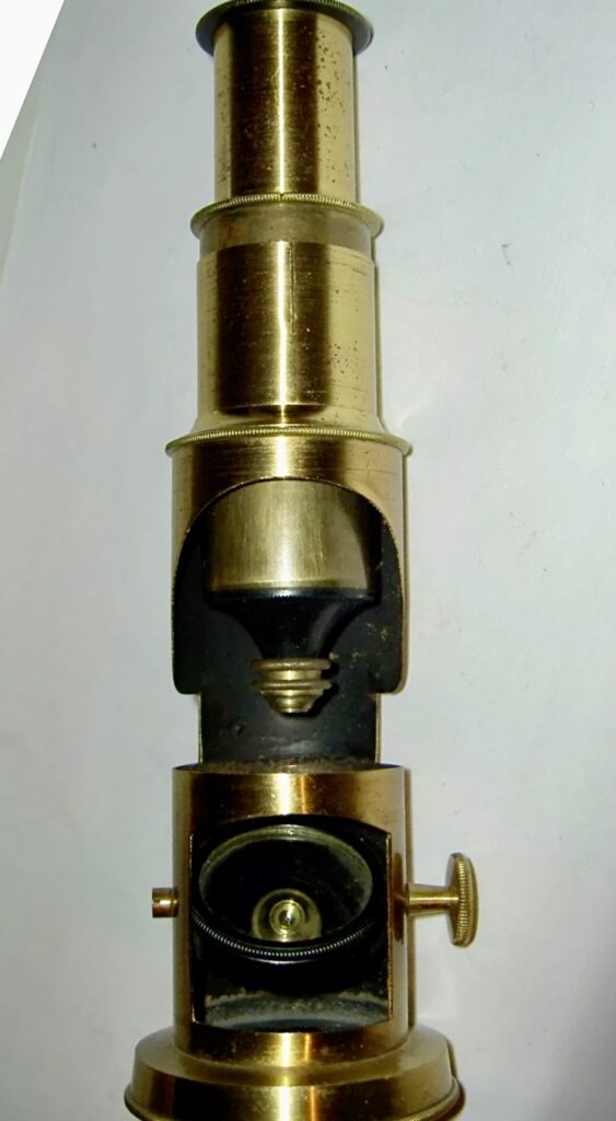 Microscopio de barril (barrel) o sistema de tambor (Drum). Fabricante desconocido