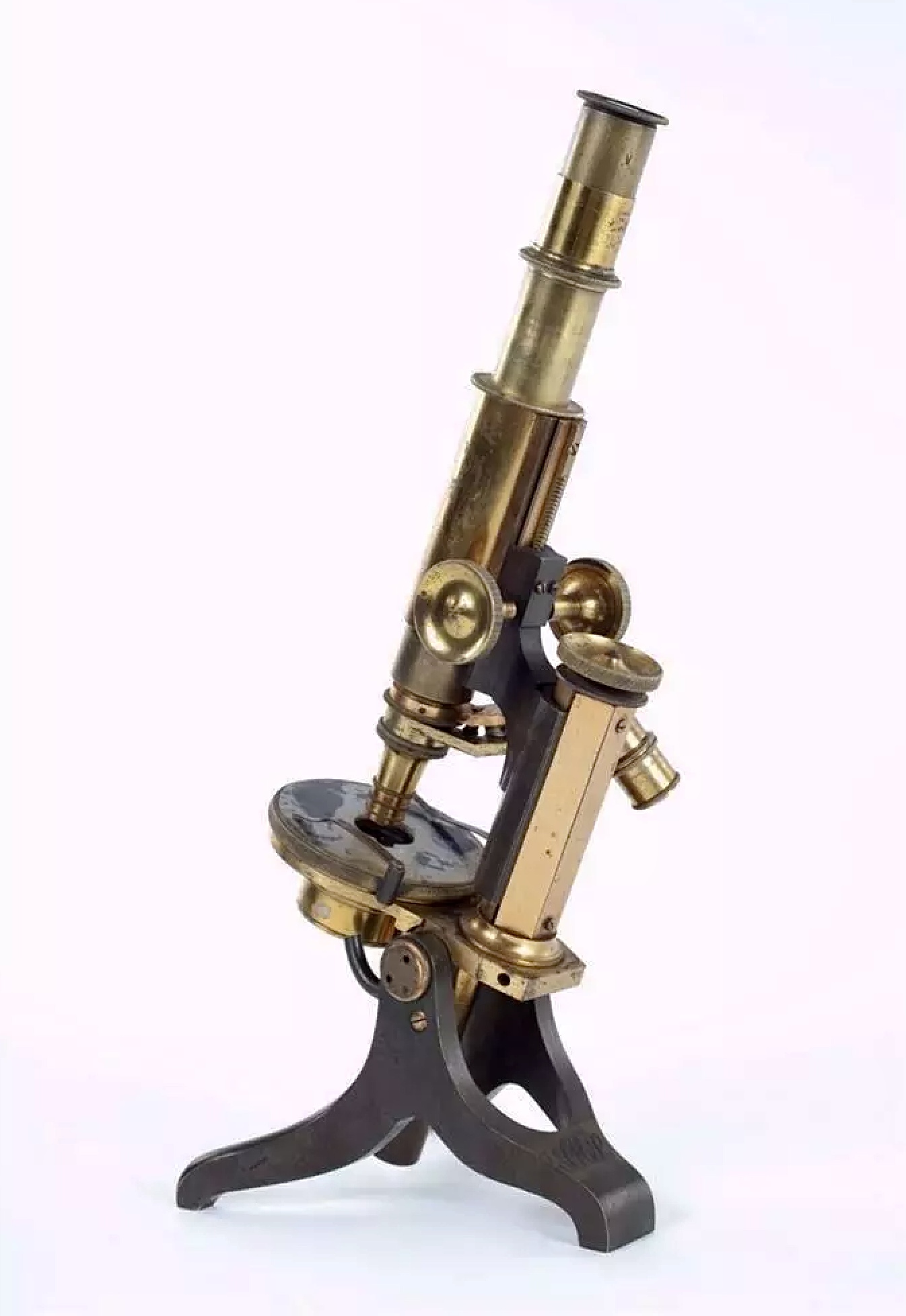 62b. Microscopio monocular con objetivos en revólver. c.1900.