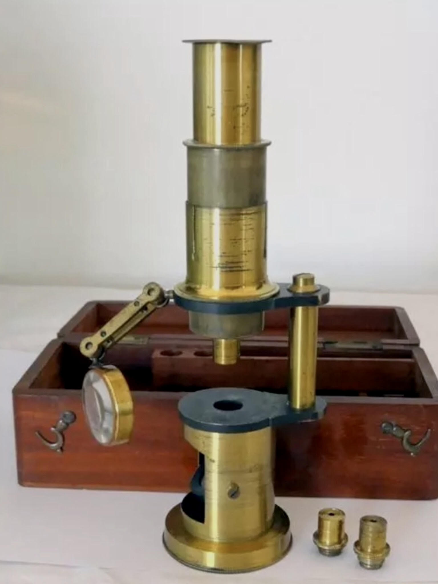 7. Microscopio de barril. Fabricante desconocido. 1850.