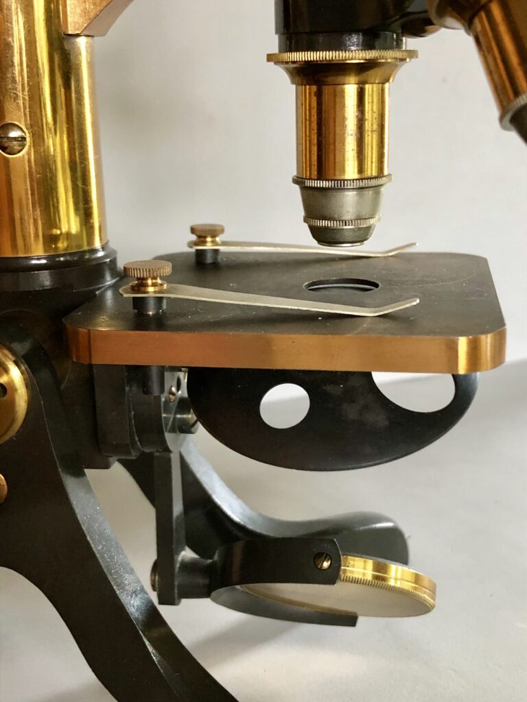 Microscopio monocular Henry Crouch. Londres.