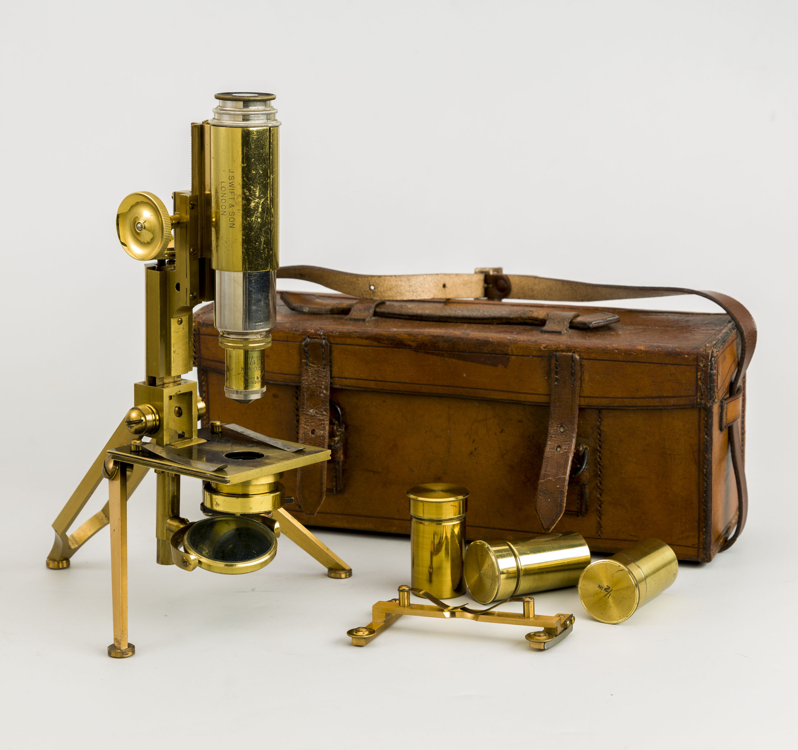 Microscopio plegable portátil. J. Swift & son.1906