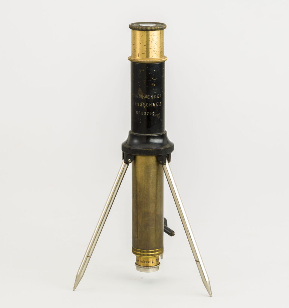 Microscopio de viaje Voigtländer. c.1896.