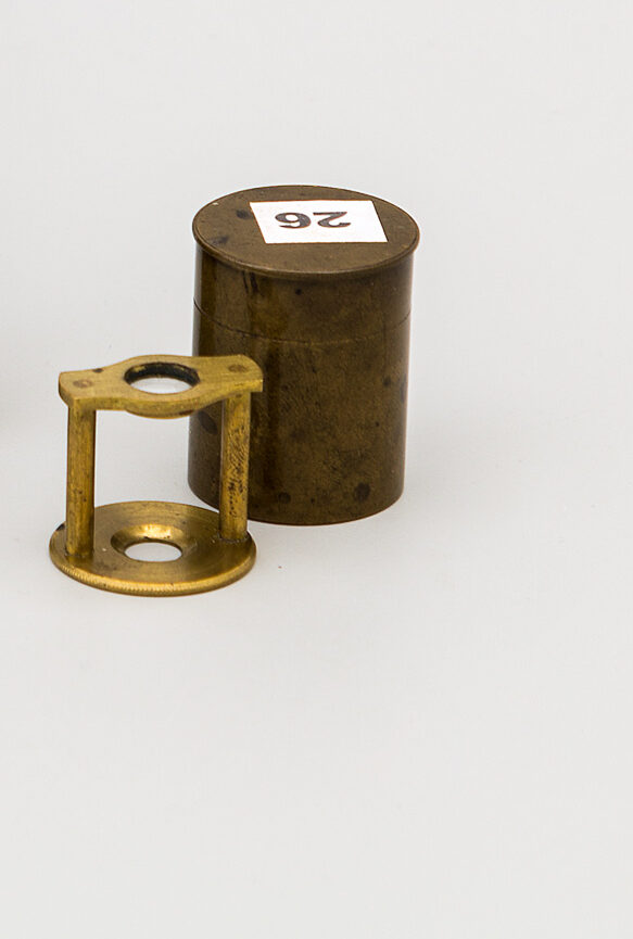 26. Pequeño microscopio cilíndrico de bolsillo. Neill Brothers. Belfast. c.1880-1900.