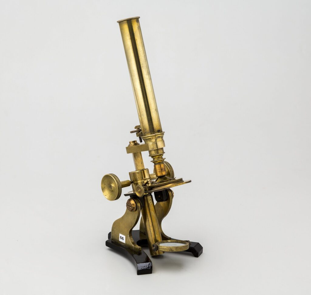 Microscopio monocular. J. Gargory. Birmingham. 1888