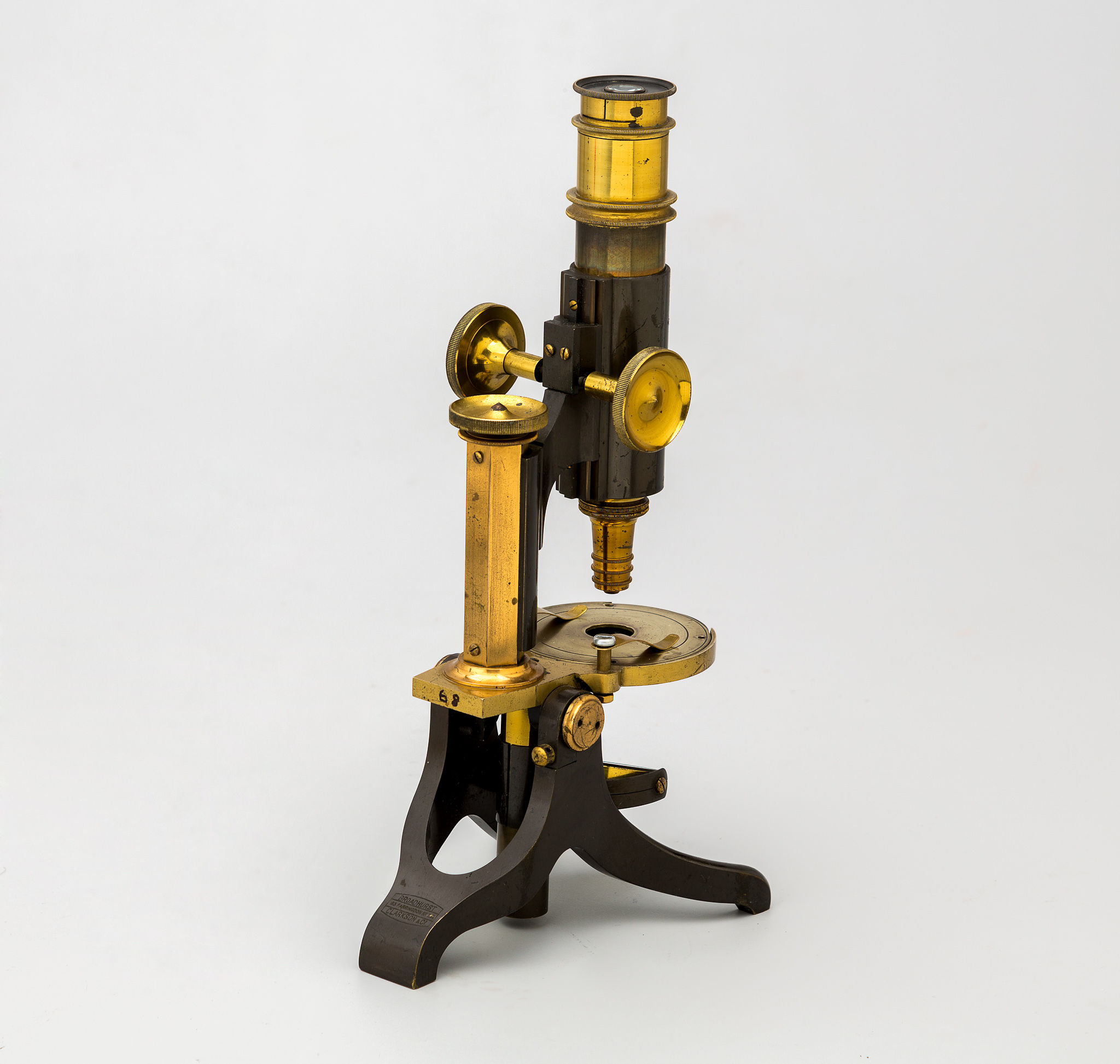 68. Microscopio monocular. Broadhurst Clarkson & Co. c.1900. Londres
