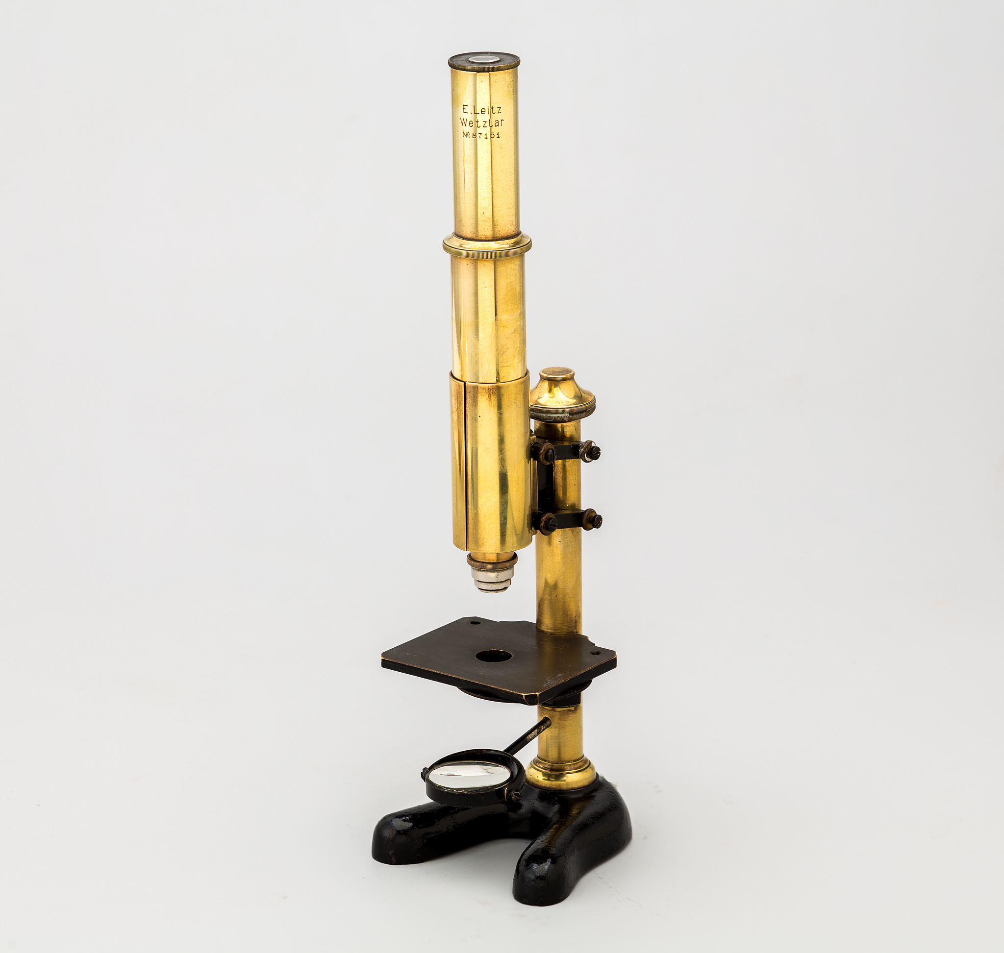 51. Microscopio monocular E. Leitz. 1909