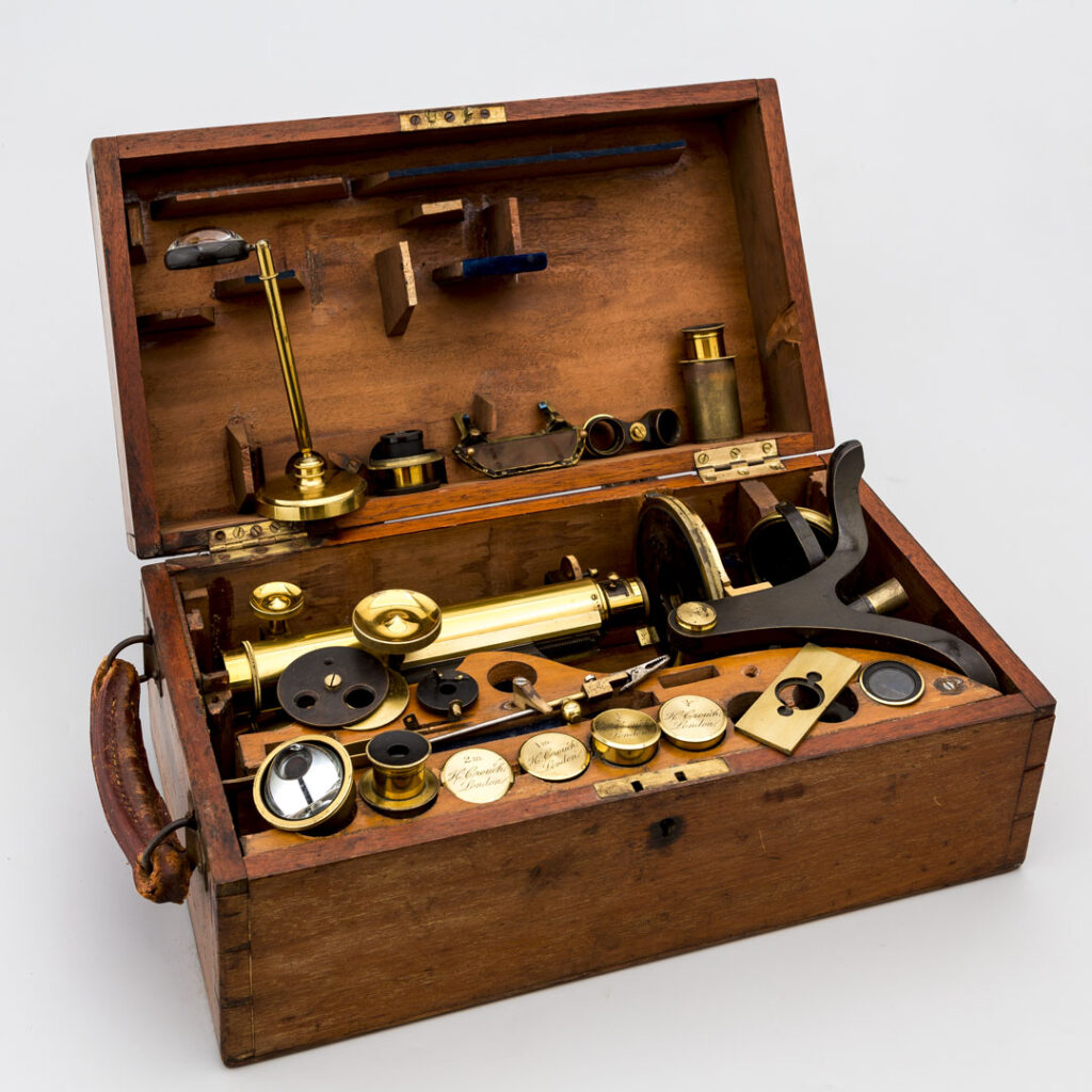 Microscopio binocular para estudiantes. Henry Crouch. Londres. 1880